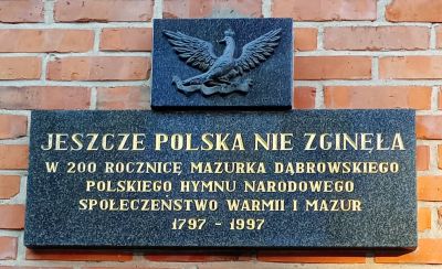 Skylten sattes upp 1997, vid 200-årsjubileet för den polska nationalsångens tillkomst - Än är Polen ej förlorat/Dambrowski-mazur